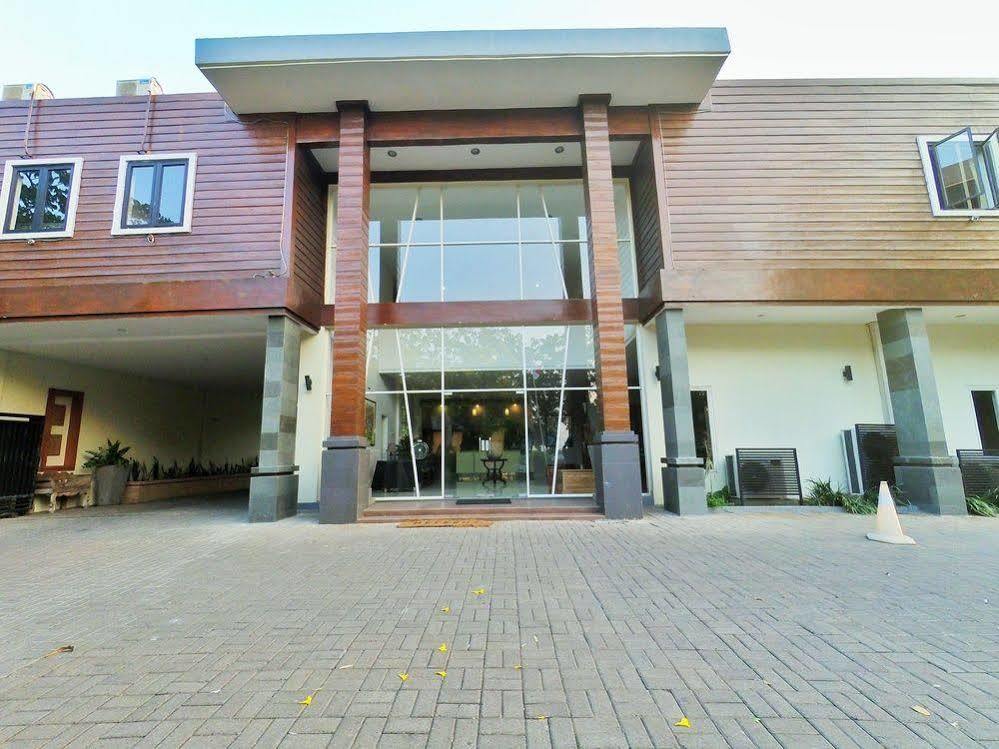 Hotel Transit Пасуруан Экстерьер фото
